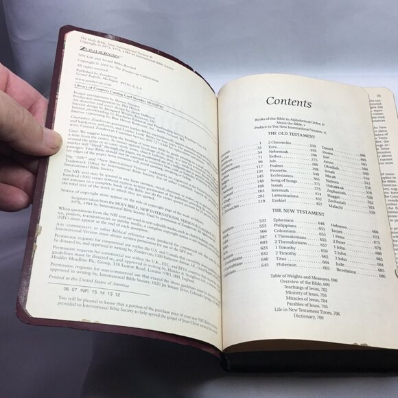 KJV Holy Bible: Gift and Award, Black Leather-Look, Red Letter 2001 - Picture 7 of 13